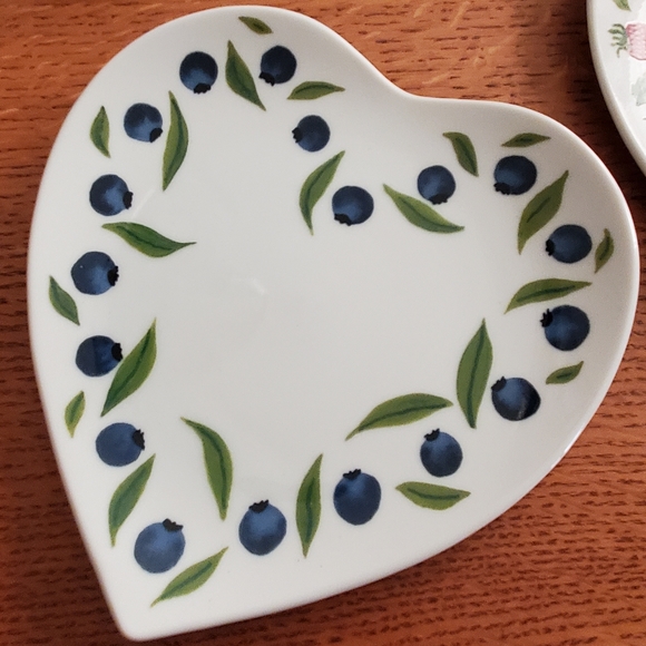 Williams-Sonoma La Fraise Chene Heart Shaped Side/Dessert Plates, set of 4 - Picture 2 of 7